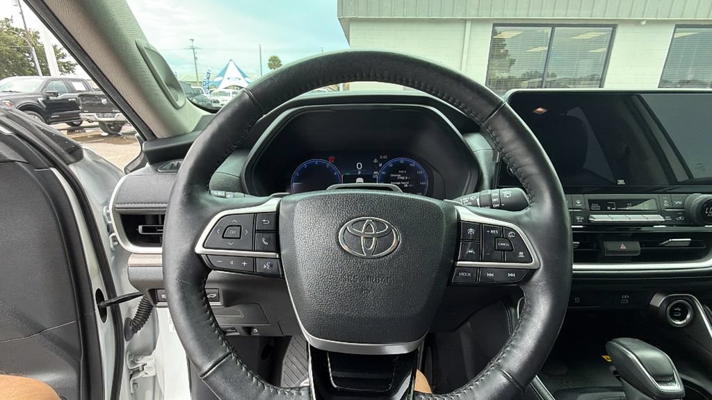 Used 2024 Toyota Grand Highlander AWD image 15