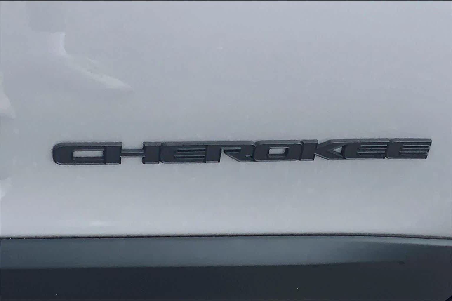 Used 2021 Jeep Cherokee Latitude Plus AWD/4WD image 30