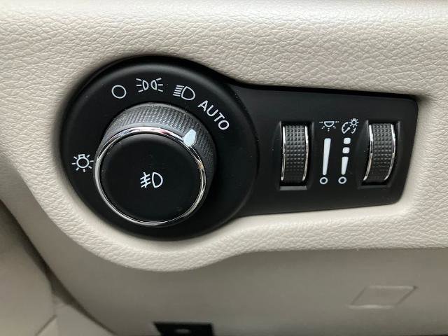 Used 2023 Chrysler Pacifica Limited AWD/4WD image 34