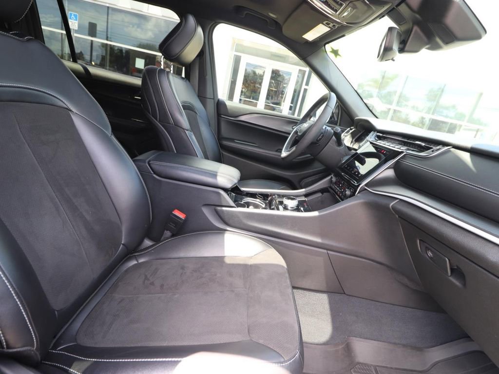 Used 2023 Jeep Grand Cherokee L Laredo RWD image 17