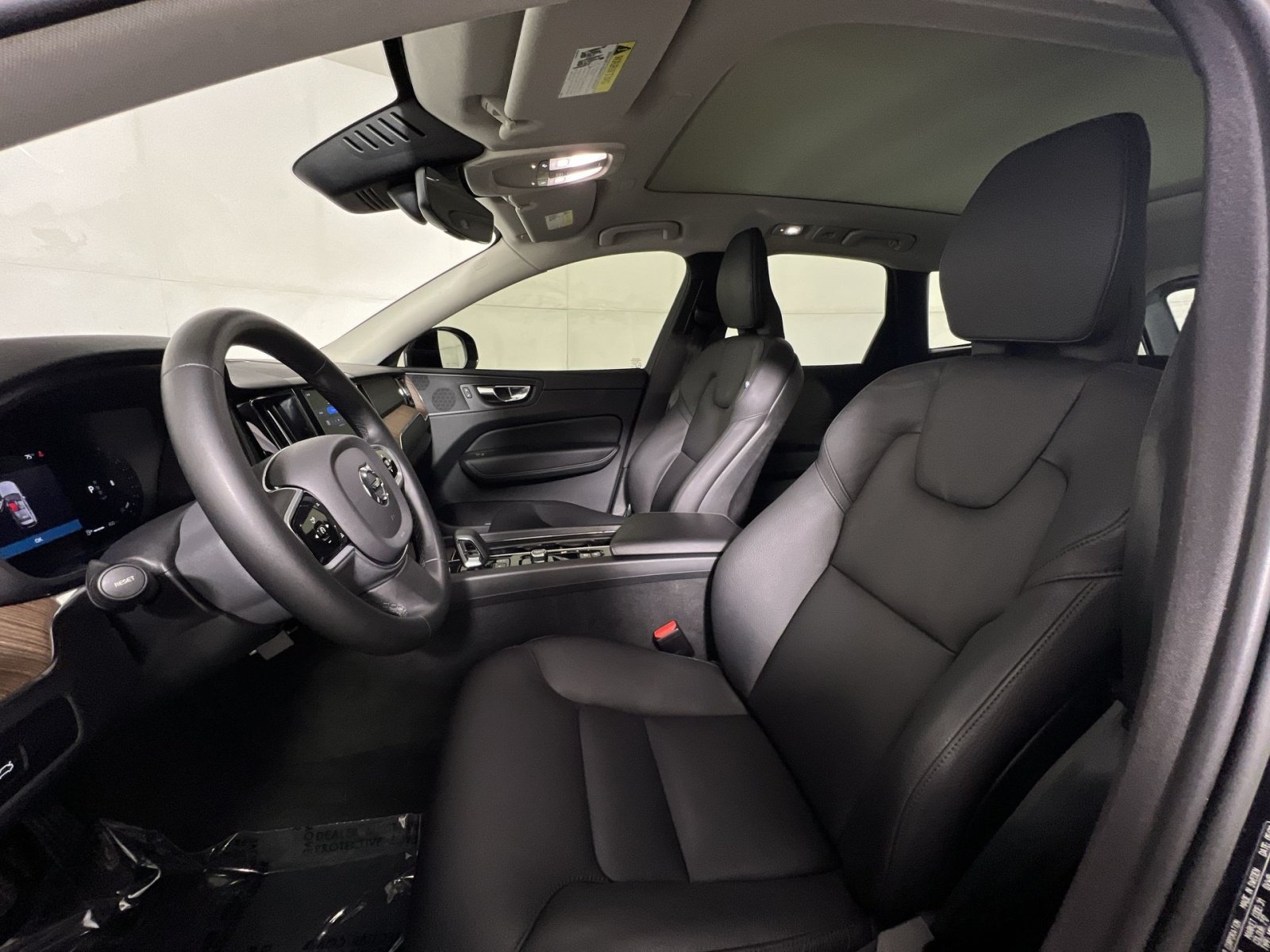 Used 2023 Volvo XC60 B5 Plus AWD/4WD image 13