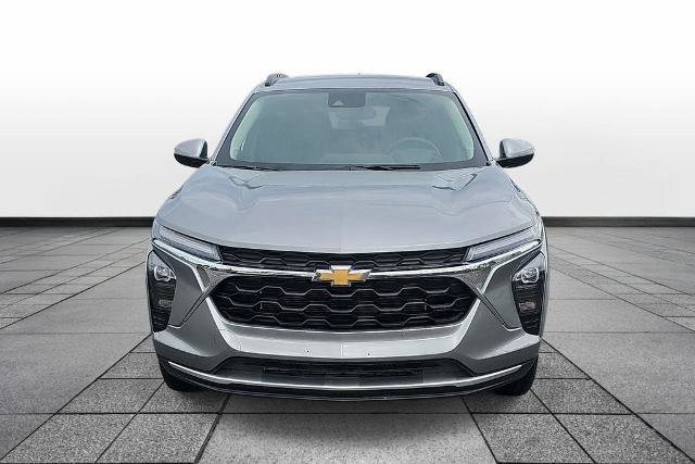 Used 2025 Chevrolet Trax LT w/ LT Convenience Package FWD image 2