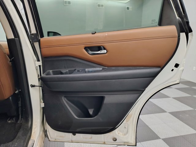 Used 2023 Nissan Pathfinder Platinum AWD/4WD image 16