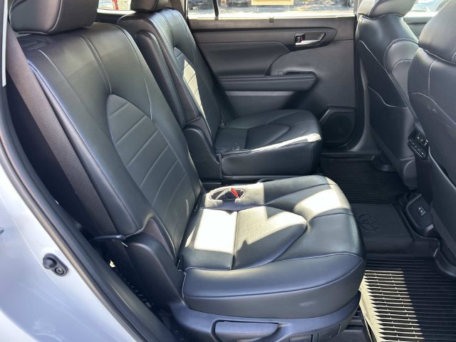 Used 2023 Toyota Highlander XLE AWD/4WD image 29