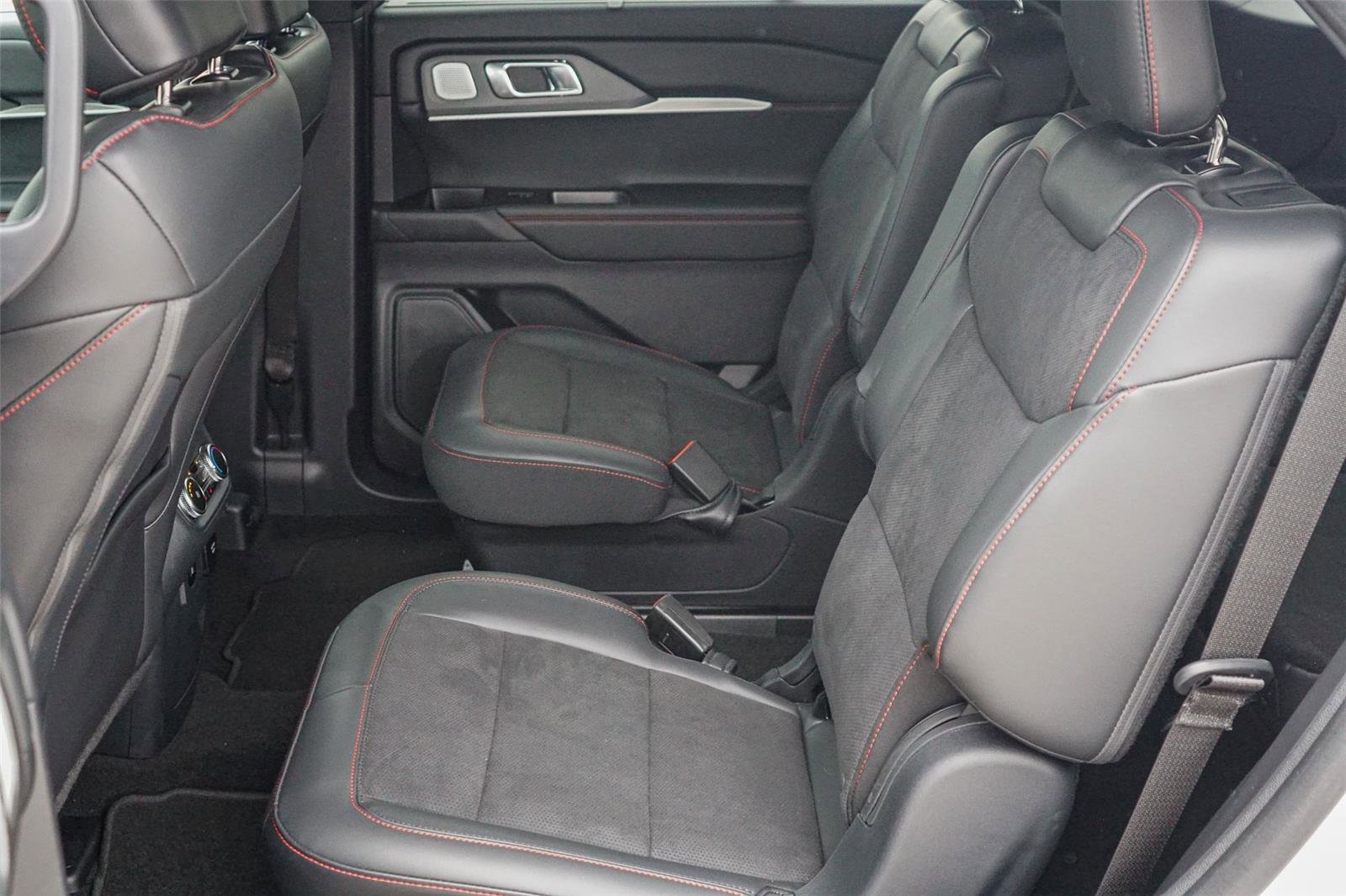 Certified 2025 Ford Explorer ST RWD image 23