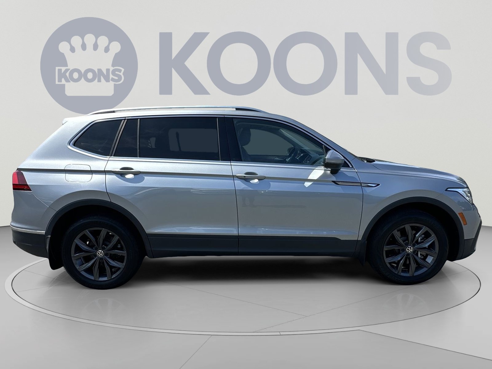Used 2023 Volkswagen Tiguan SE w/ Panoramic Sunroof Package FWD image 12