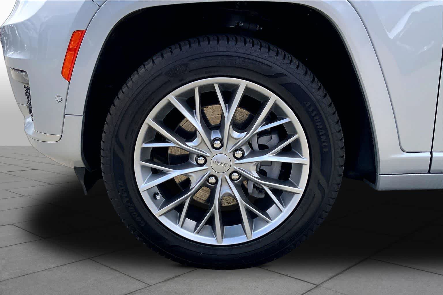 Used 2023 Jeep Grand Cherokee L Summit w/ Luxury Tech Group V AWD/4WD image 16