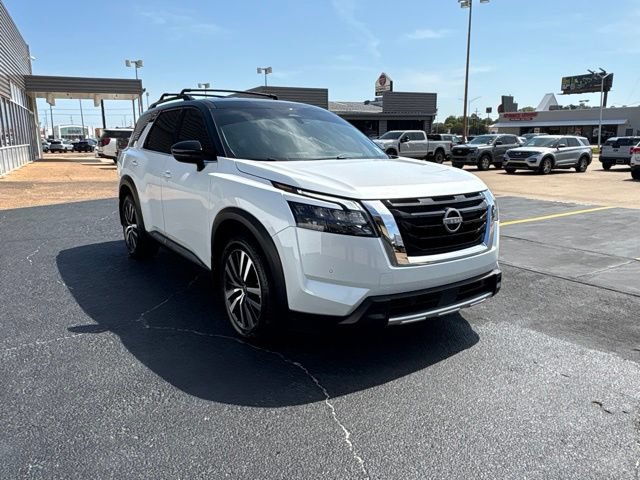 Used 2025 Nissan Pathfinder Platinum FWD image 11