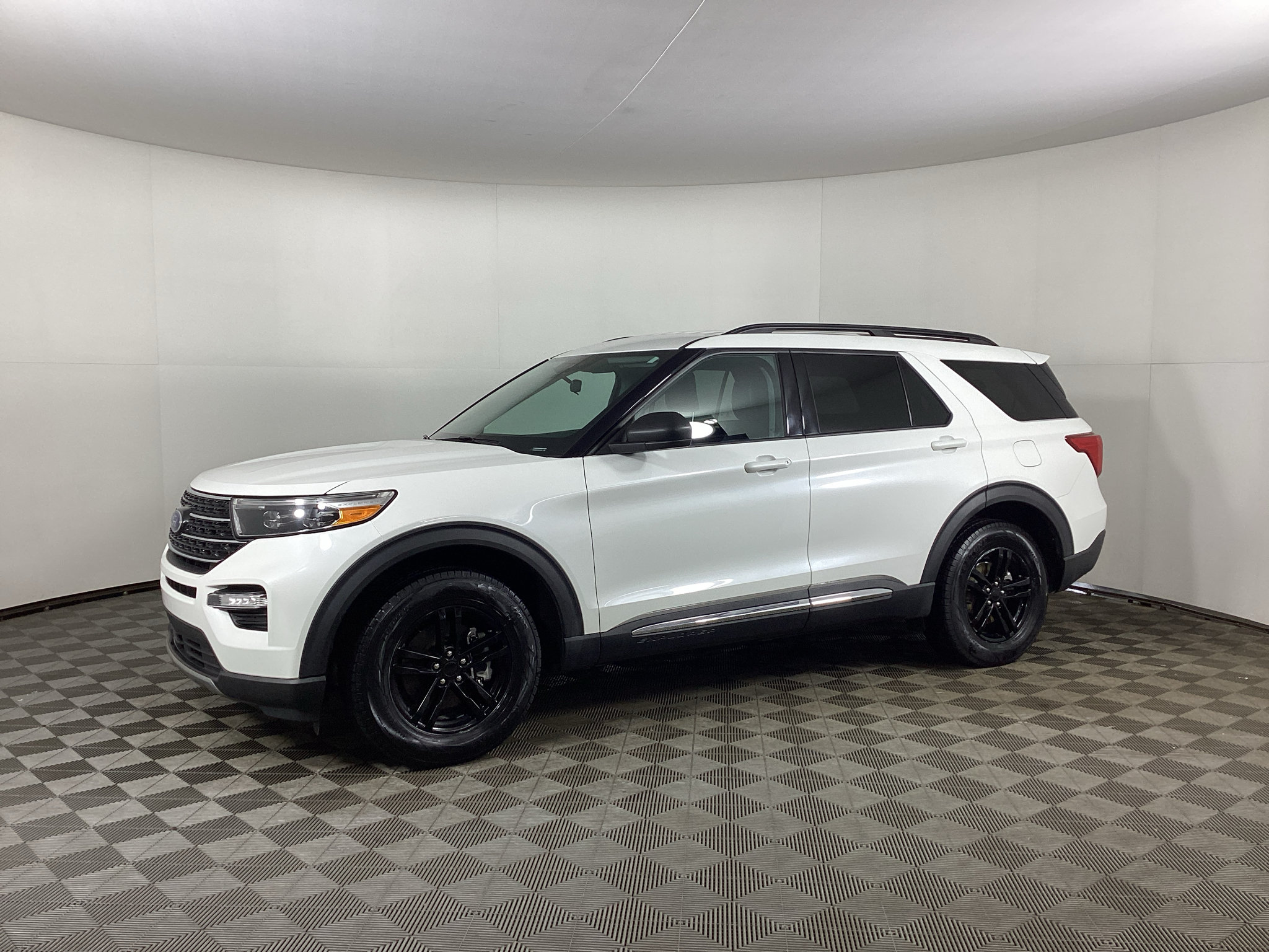 Certified 2023 Ford Explorer XLT w/ Equipment Group 202A AWD/4WD image 5