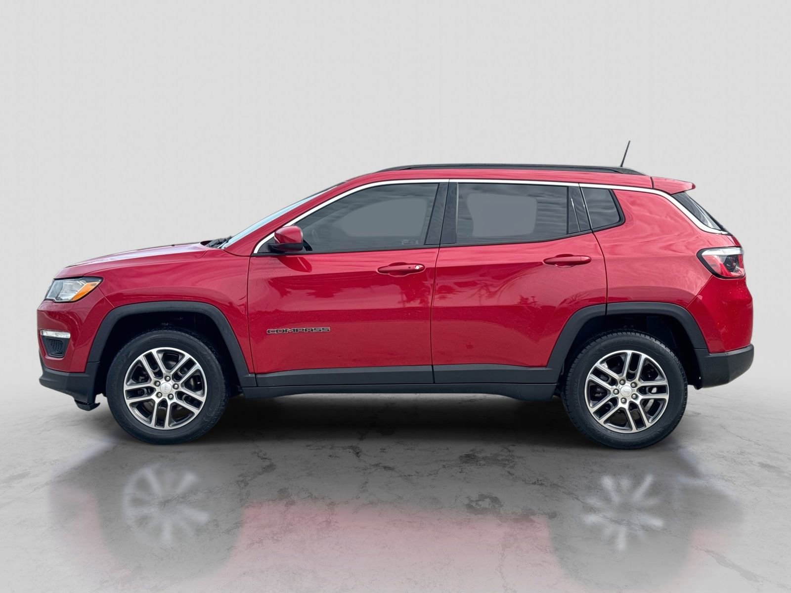 Used 2018 Jeep Compass Latitude w/ Popular Equipment Group AWD/4WD image 3