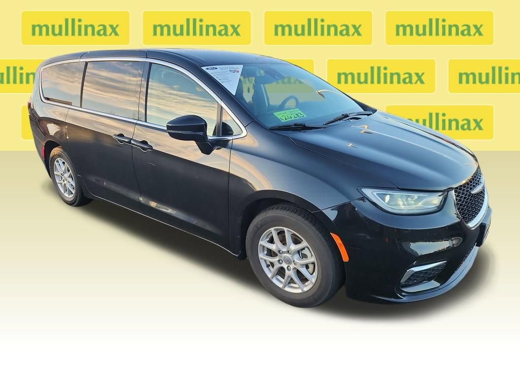 Used 2024 Chrysler Pacifica Touring-L image 1