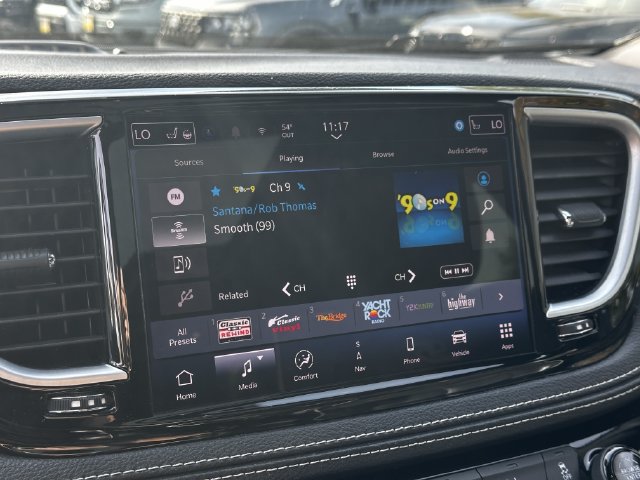 Used 2024 Chrysler Pacifica Premium FWD image 21