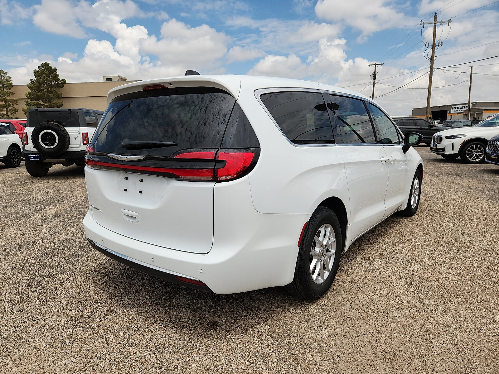 Used 2024 Chrysler Pacifica Touring FWD image 7