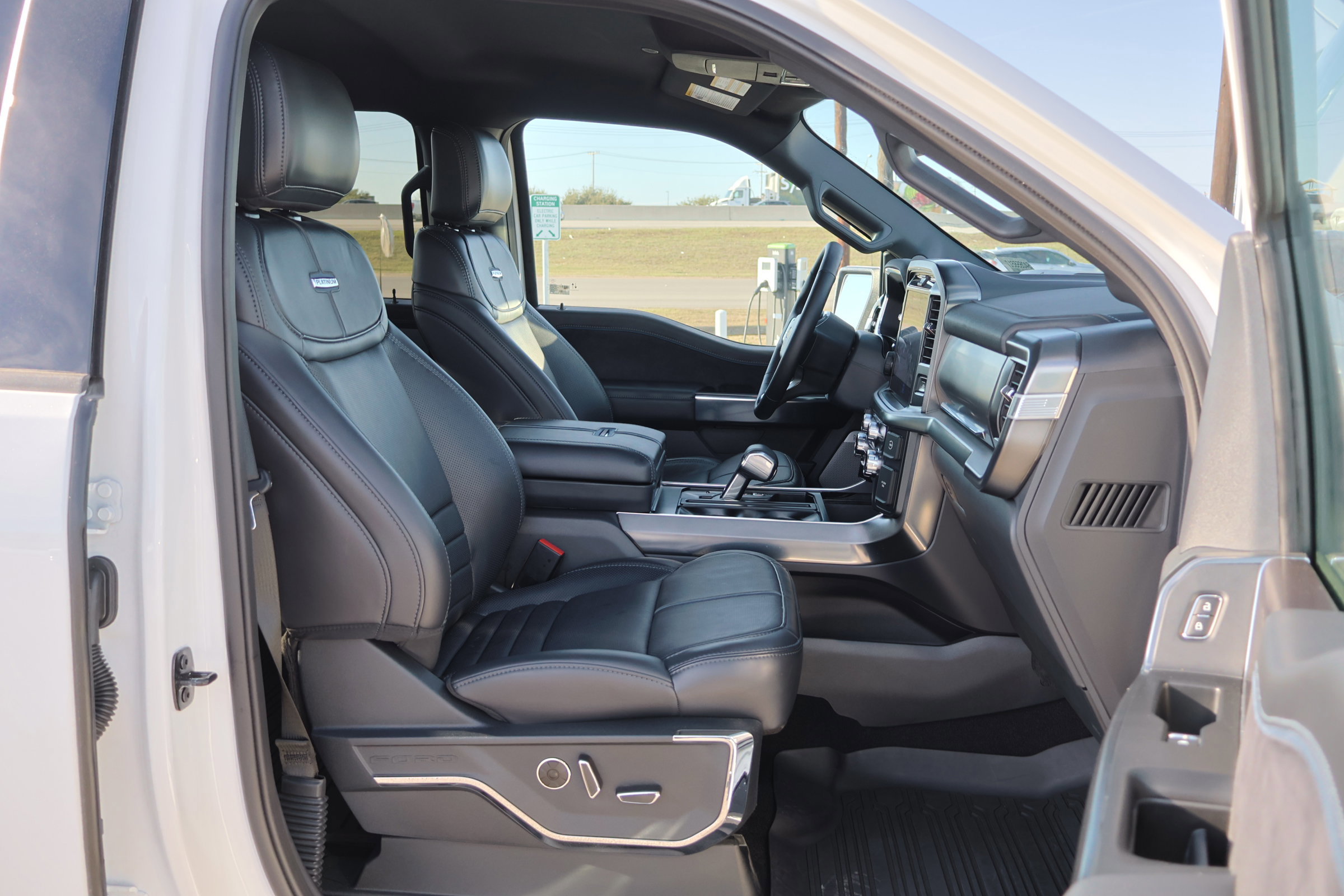 Certified 2025 Ford F150 Platinum w/ FX4 Off-Road Package image 37