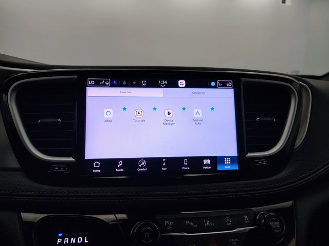 Used 2024 Chrysler Pacifica Pinnacle FWD image 3