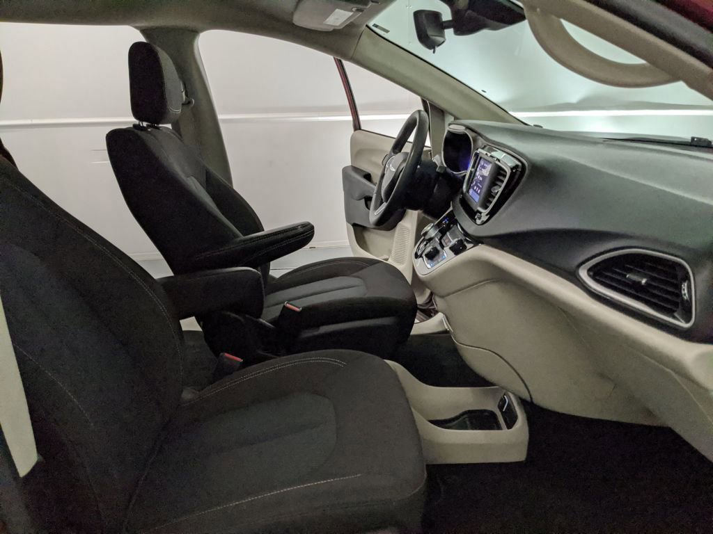 Used 2023 Chrysler Voyager LX image 23