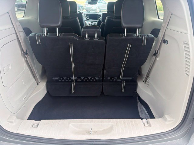 Used 2023 Chrysler Pacifica Touring-L FWD image 5
