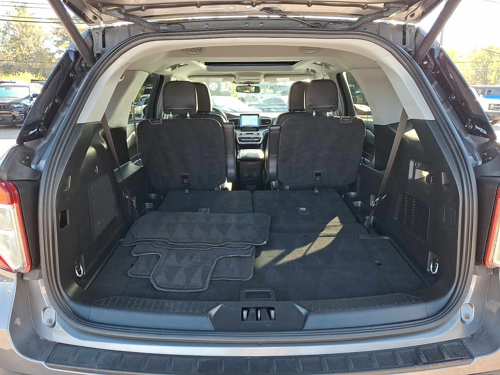 Certified 2023 Ford Explorer XLT w/ Equipment Group 202A AWD/4WD image 30