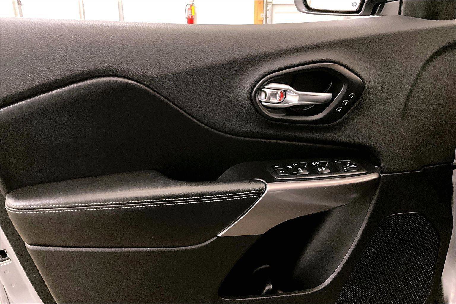 Used 2019 Jeep Cherokee Limited image 22