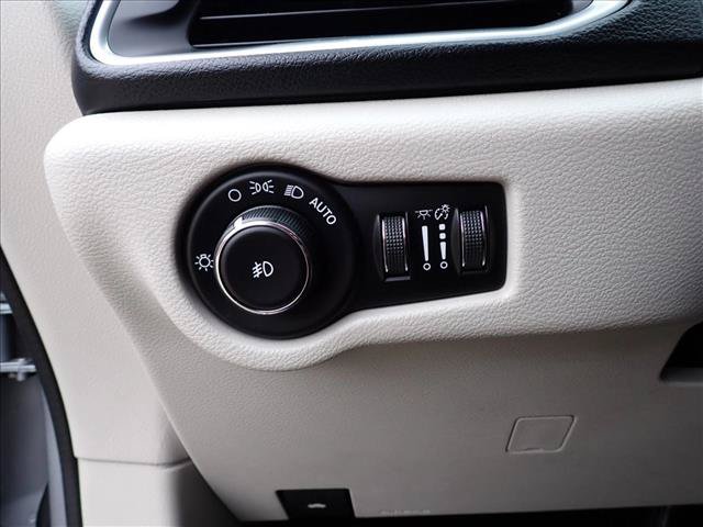 Used 2018 Chrysler Pacifica Touring-L FWD image 16