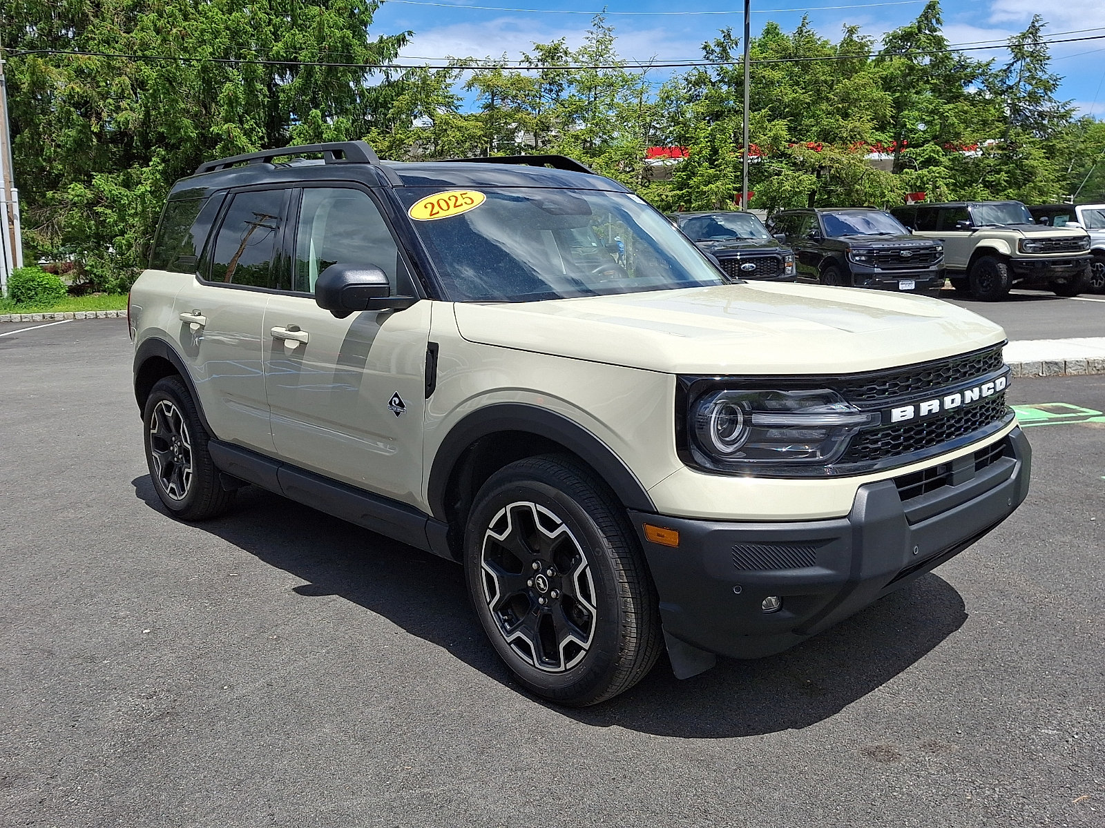 Certified 2025 Ford Bronco Sport Outer Banks w/ Outer Banks Tech Package+ AWD/4WD image 3