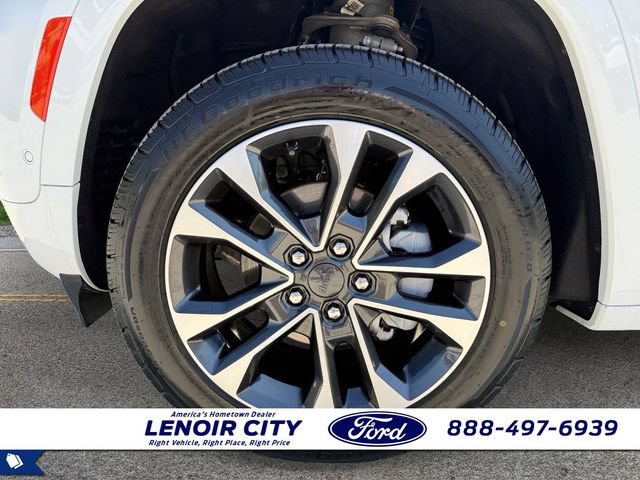Used 2024 Jeep Grand Cherokee Overland w/ Luxury Tech Group IV AWD/4WD image 9