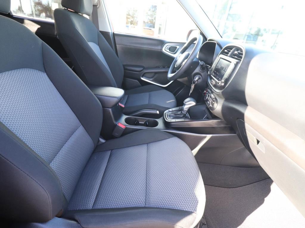 Used 2025 Kia Soul LX w/ LX Technology Package image 15