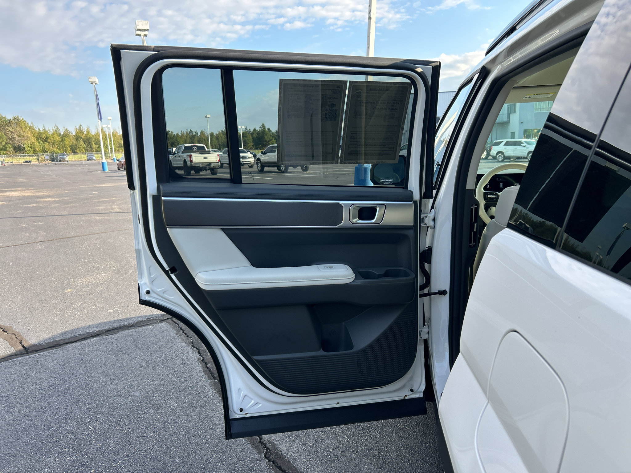 Used 2025 Hyundai Santa Fe SEL FWD image 18