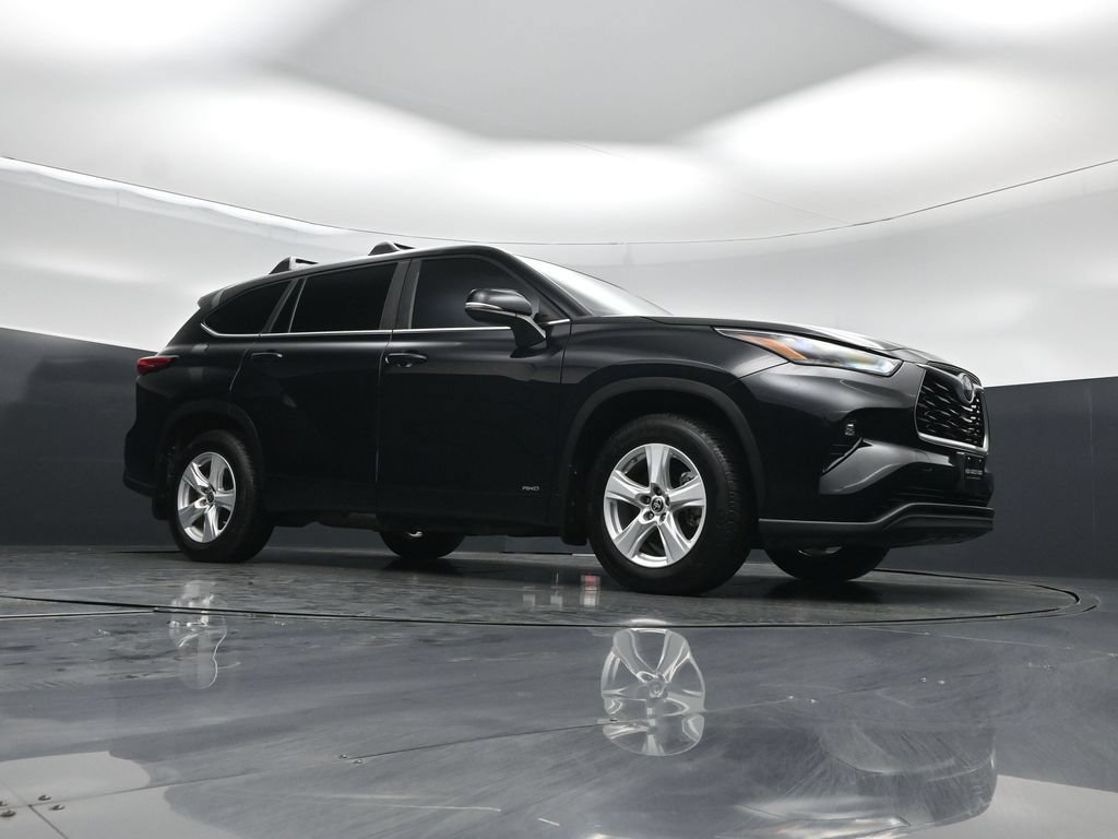 Used 2023 Toyota Highlander LE AWD/4WD image 4