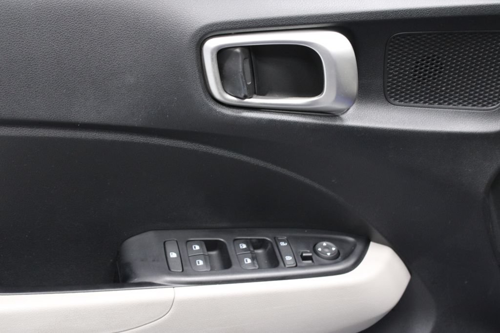 Used 2024 Hyundai Venue SEL FWD image 16