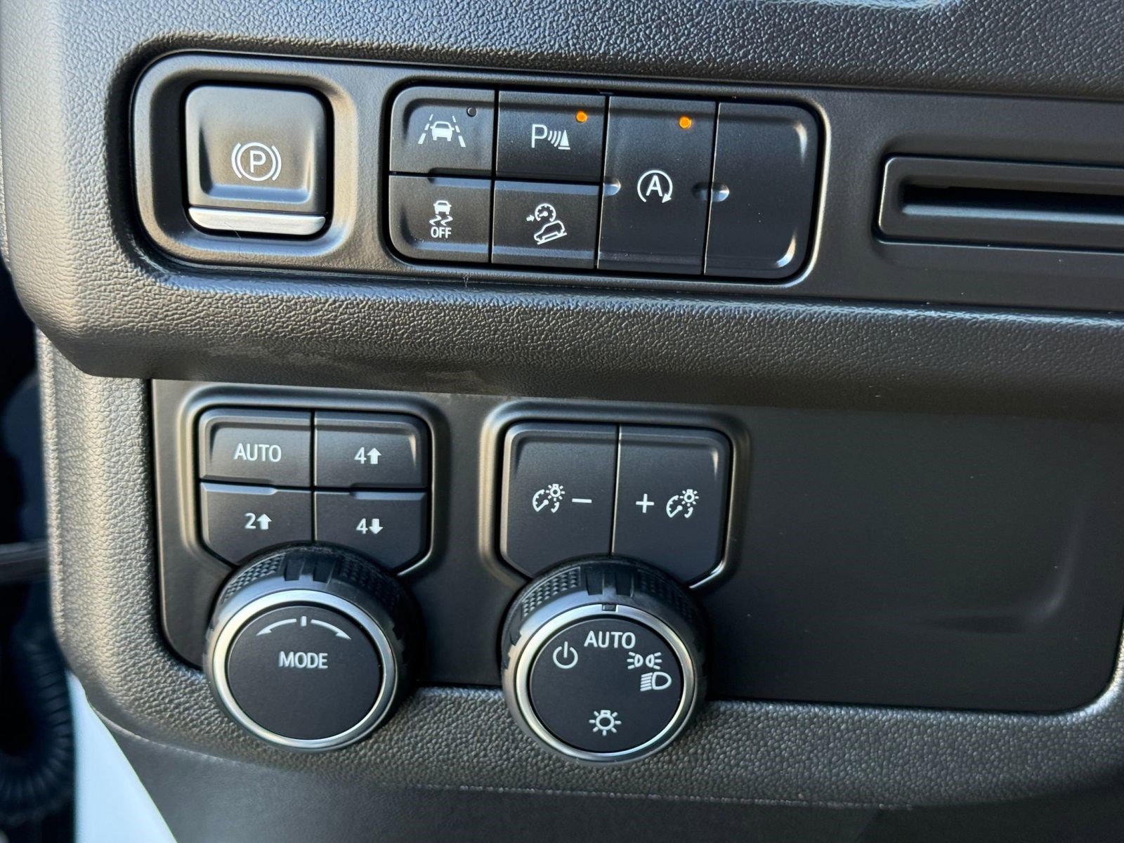 Used 2023 Chevrolet Suburban Premier image 18