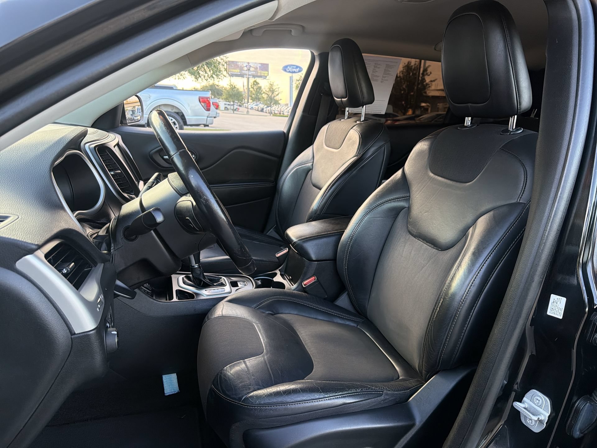 Used 2018 Jeep Cherokee Latitude Plus FWD image 11