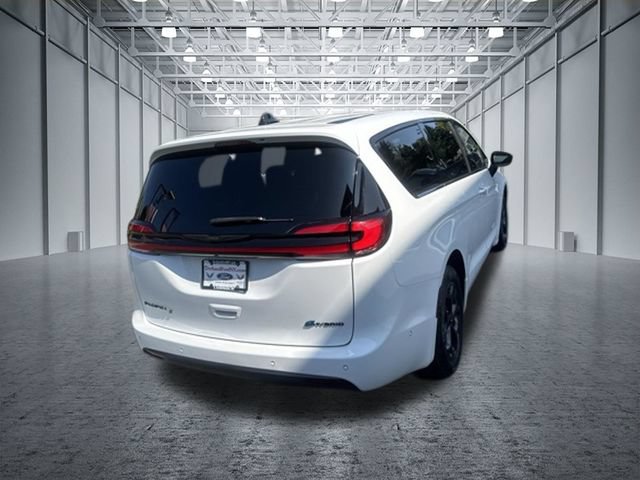 Used 2024 Chrysler Pacifica Limited FWD image 8