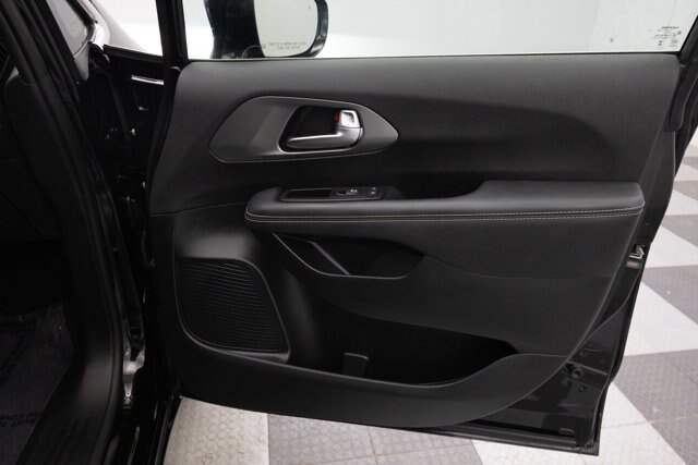 Used 2025 Chrysler Pacifica Select FWD image 27