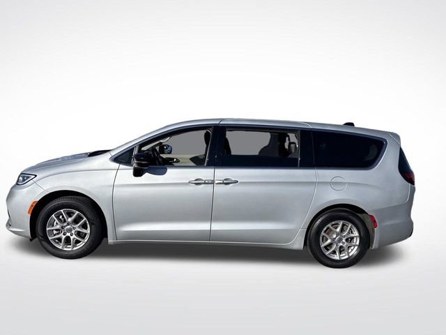 Used 2024 Chrysler Pacifica Touring-L image 2