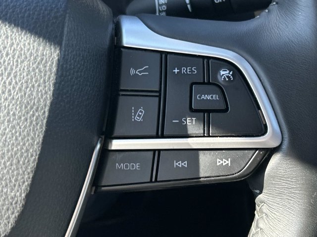 Used 2023 Toyota Highlander XLE AWD/4WD image 40