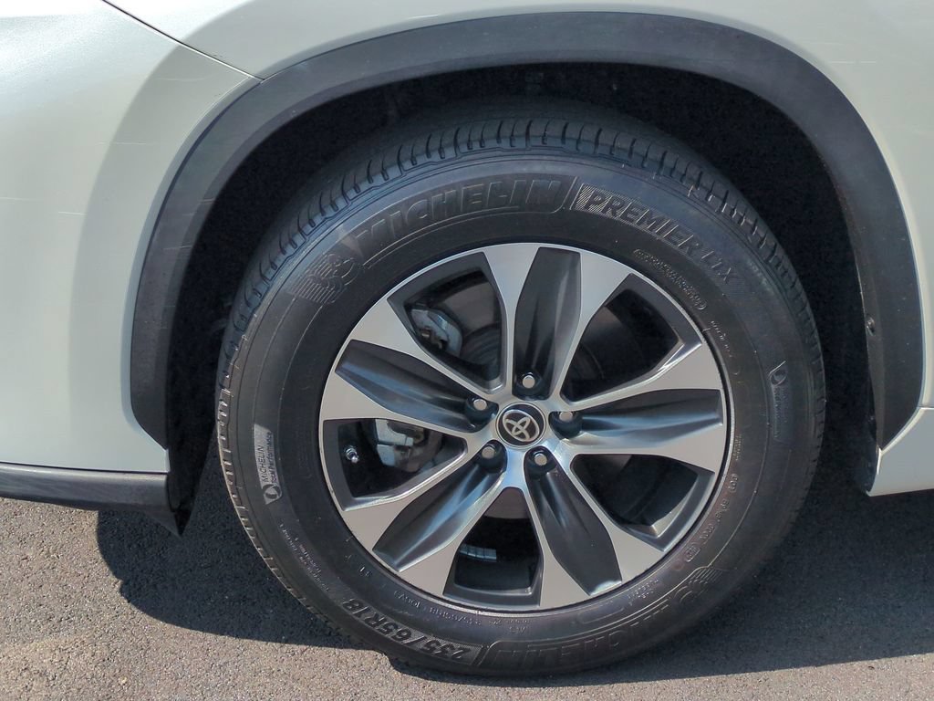 Used 2021 Toyota Highlander XLE FWD image 28