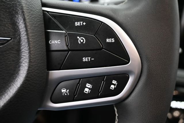 Used 2025 Chrysler Pacifica Select FWD image 16