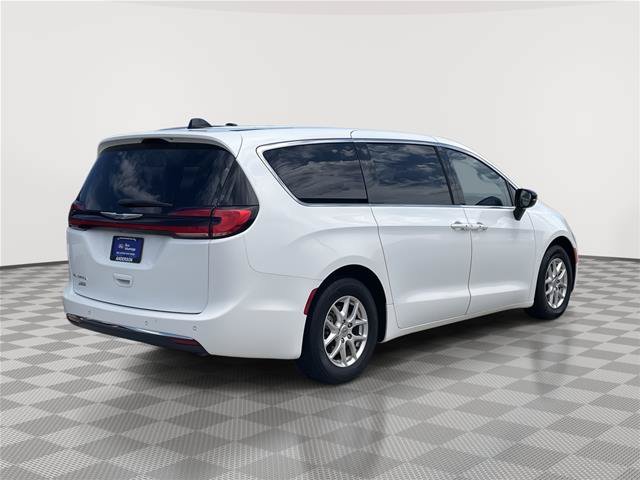 Used 2024 Chrysler Pacifica Touring-L FWD image 7