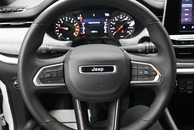 Used 2025 Jeep Compass Latitude w/ Sun & Sound Group AWD/4WD image 10