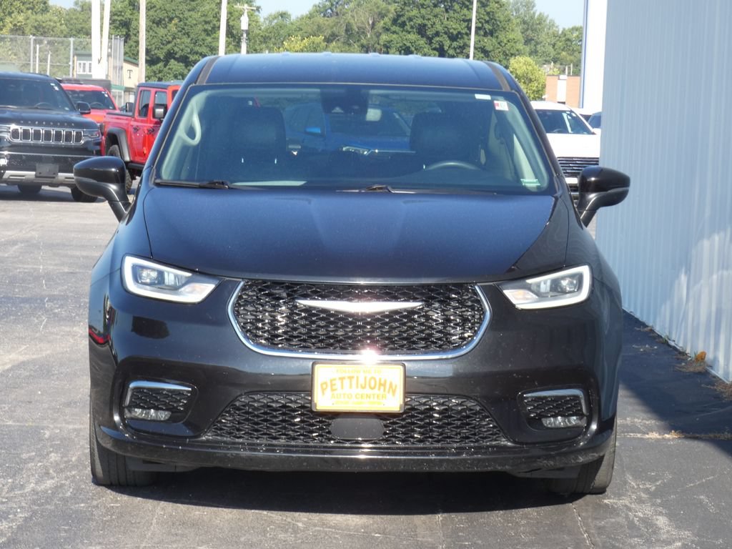 Used 2023 Chrysler Pacifica Touring-L FWD image 4