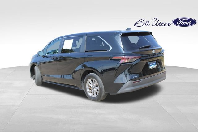 Used 2025 Toyota Sienna LE FWD image 7