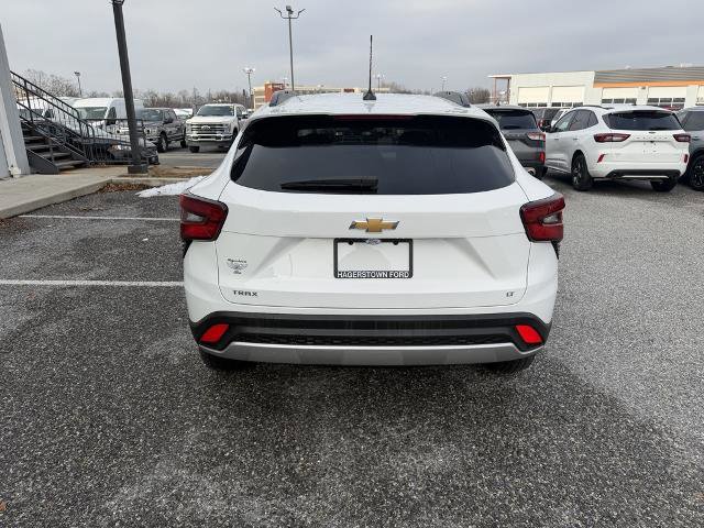 Used 2025 Chevrolet Trax LT w/ LT Convenience Package image 4