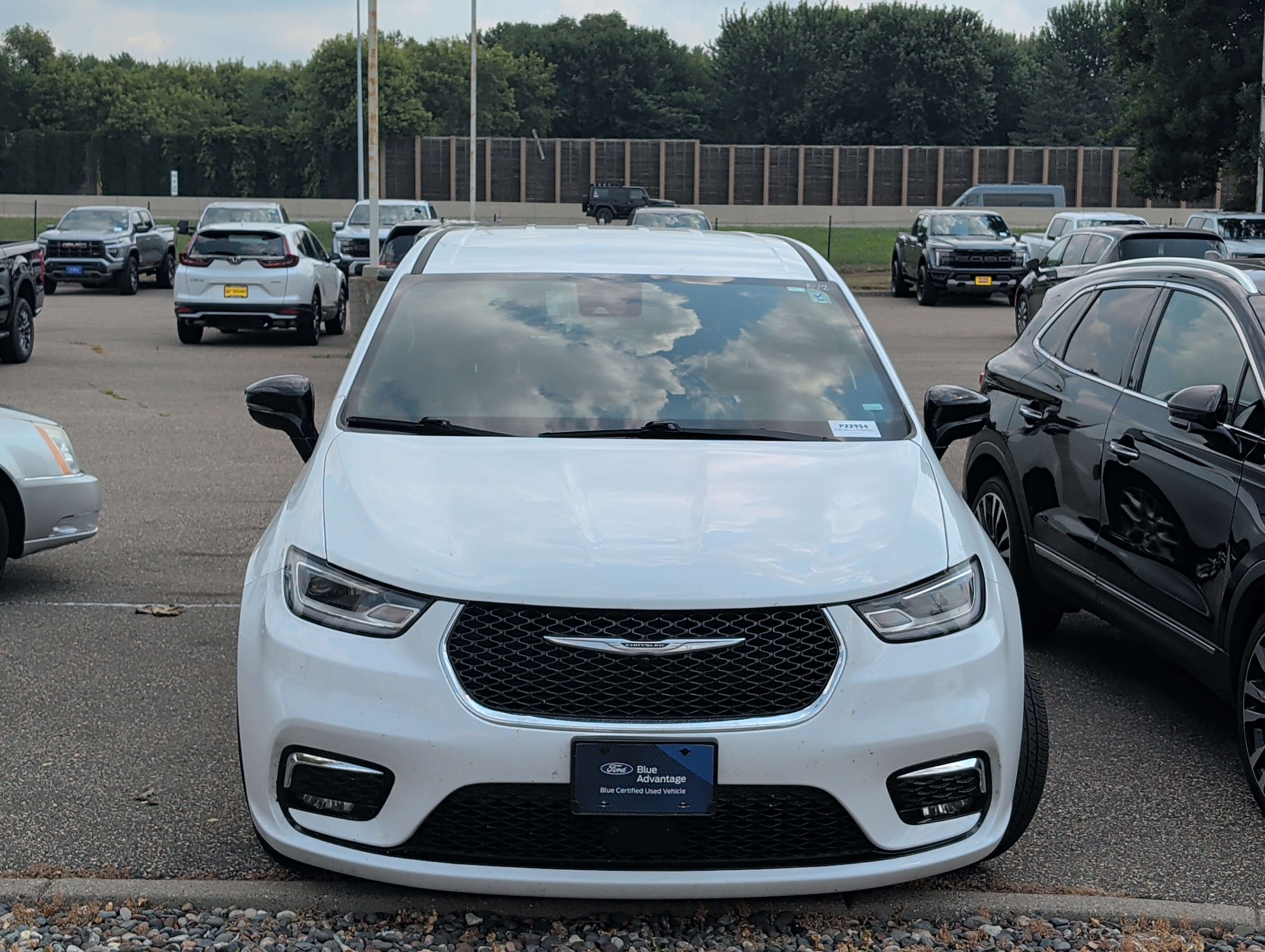 Used 2025 Chrysler Pacifica Select FWD image 2