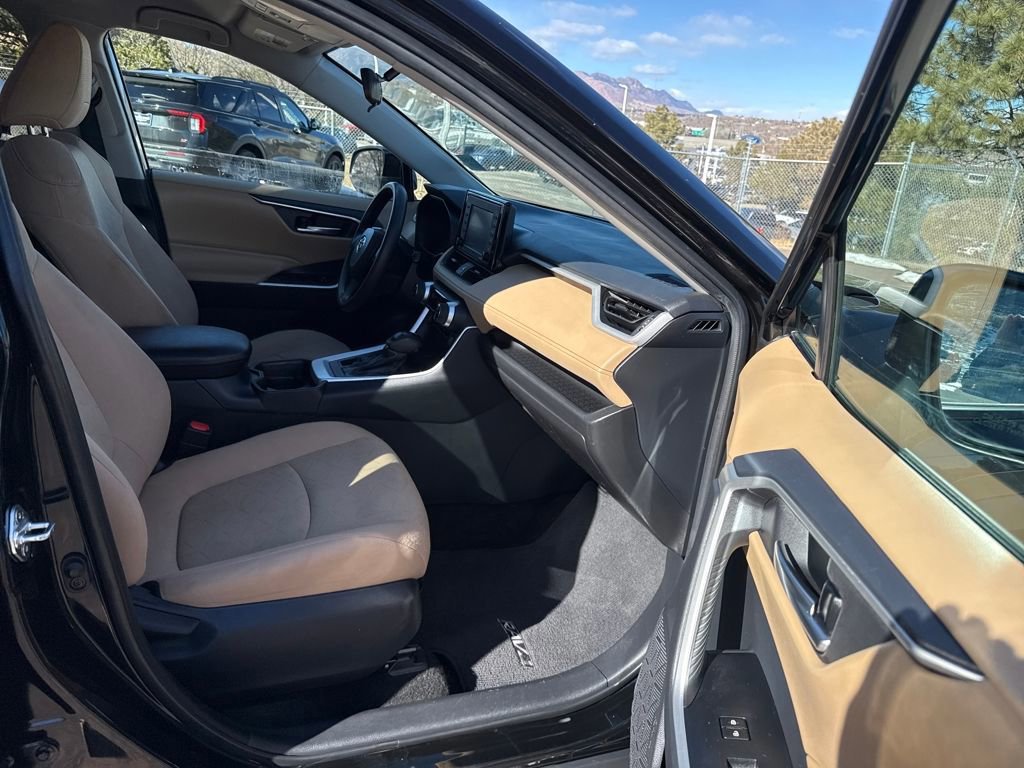 Used 2021 Toyota RAV4 XLE w/ Carpet Mat Package (TMS) image 30