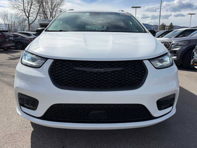 Used 2025 Chrysler Pacifica Limited image 2