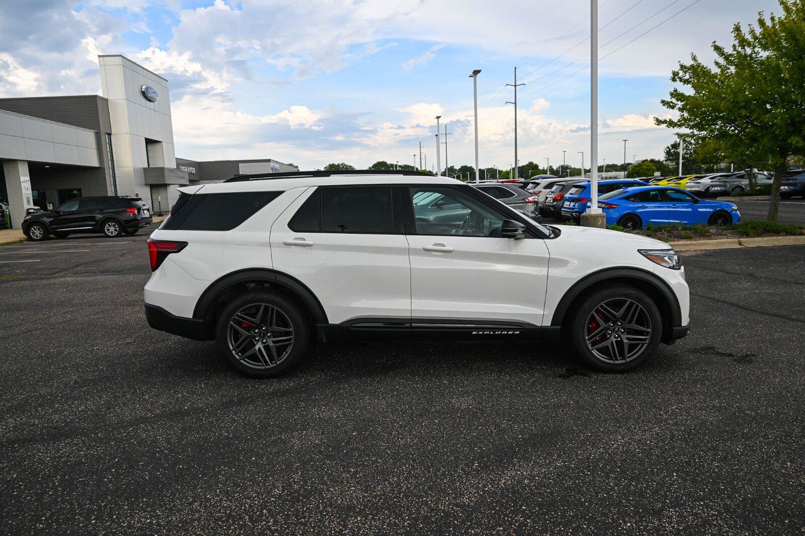 Certified 2025 Ford Explorer ST AWD/4WD image 3