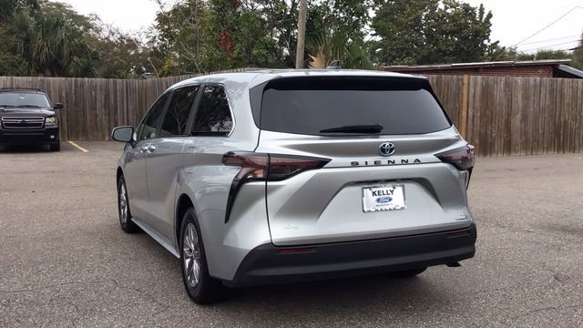 Used 2024 Toyota Sienna LE image 3