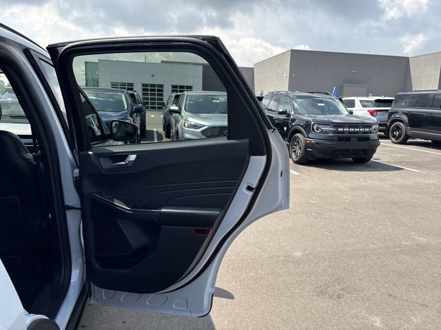 Certified 2025 Ford Escape ST-Line Select AWD/4WD image 16