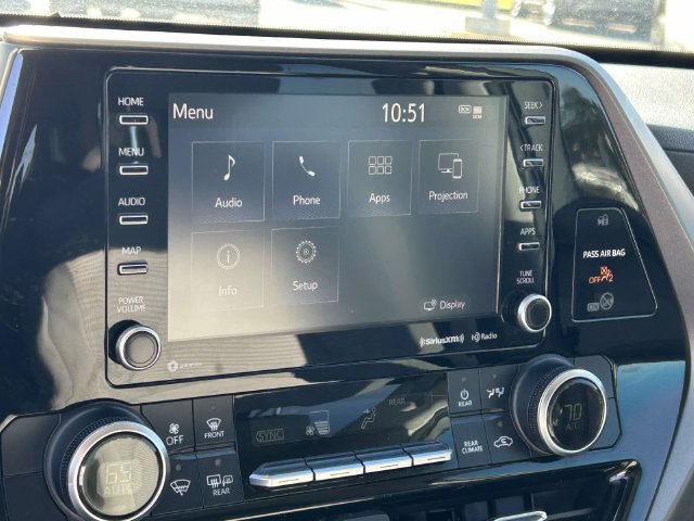 Used 2021 Toyota Highlander LE FWD image 22